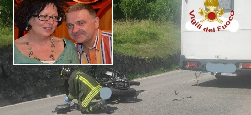 Finiscono con la moto contro il camper: morta una coppia di centauri